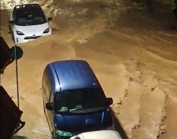 Κακοκαιρία Elias: Έτοιμος να σπάσει ο Σπερχειός – Εγκλωβισμένοι πολίτες, πλημμυρισμένα σπίτια [Live]