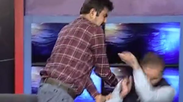 Πακιστάν: Απίστευτο ξύλο σε τηλεοπτικό πάνελ – Πολιτικοί πιάστηκαν στα χέρια