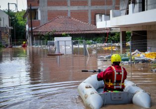 Υπερχείλιση Πηνειού: Πλημμυρισμένες συνοικίες στη Λάρισα – «Βυθισμένες» στο νερό βιομηχανικές εγκαταστάσεις