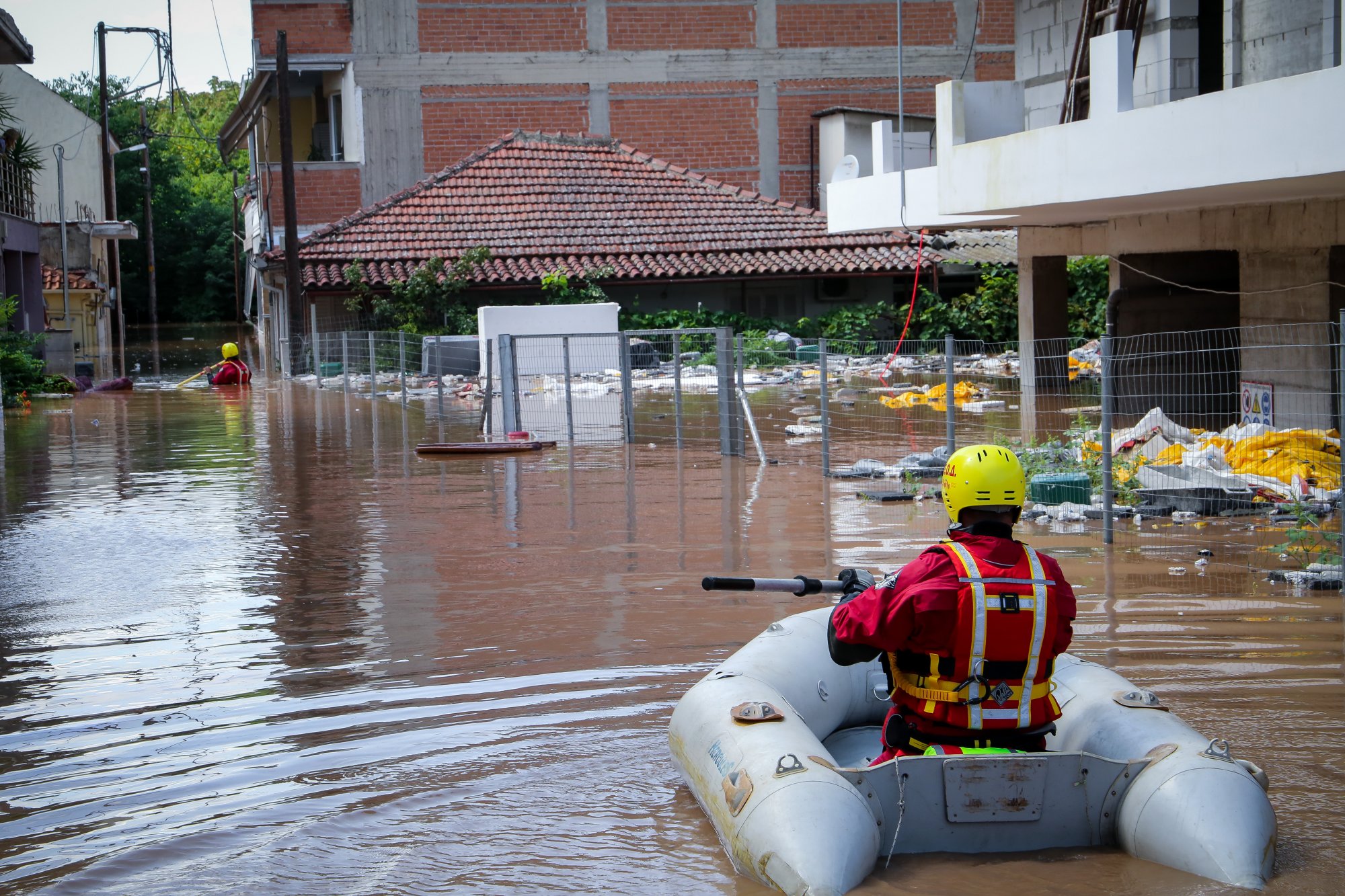 Υπερχείλιση Πηνειού: Πλημμυρισμένες συνοικίες στη Λάρισα - «Βυθισμένες» στο νερό βιομηχανικές εγκαταστάσεις
