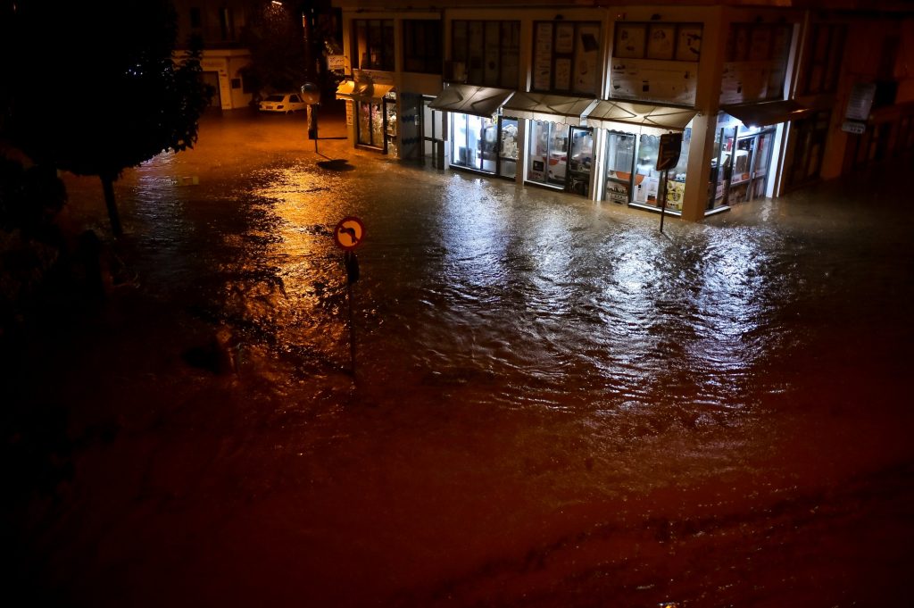 Κακοκαιρία Elias: Εφιαλτική νύχτα – Πνίγεται ξανά η Θεσσαλία –  Έτοιμος να σπάσει ο Σπερχειός