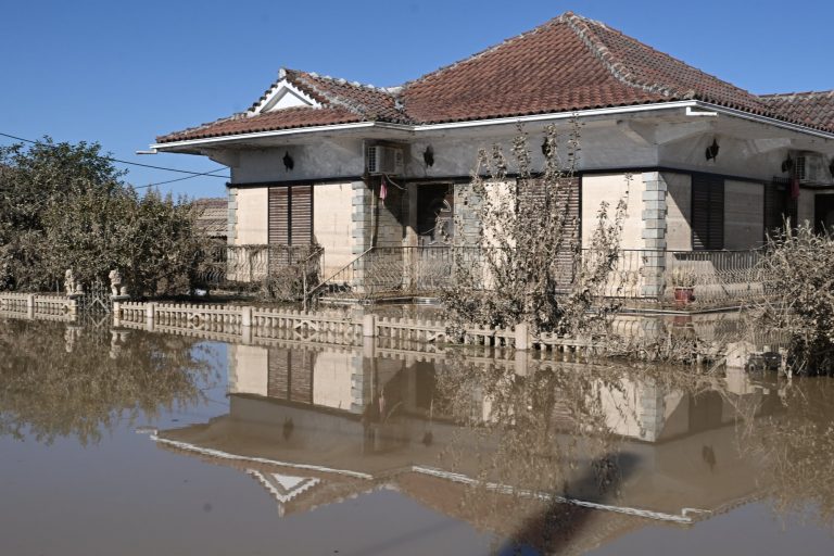 Κακοκαιρία Daniel: «Ο πατέρας μου μολύνθηκε από τα λασπόνερα» καταγγέλλει κάτοικος του Παλαμά