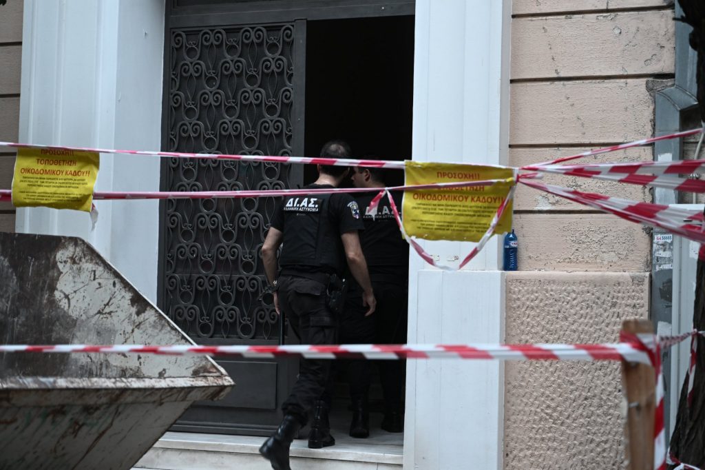 Οπλοστάσιο στο Κολωνάκι: Πιθανότατα συλλέκτης ο κάτοχός – Στα εγκληματολογικά εργαστήρια τα όπλα