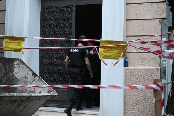 Οπλοστάσιο στο Κολωνάκι: Πιθανότατα συλλέκτης ο κάτοχός – Στα εγκληματολογικά εργαστήρια τα όπλα