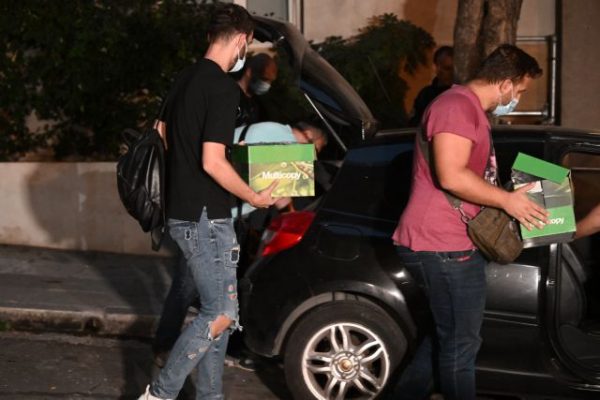 Οπλοστάσιο στο Κολωνάκι: Τυφέκια M1, χειροβομβίδες και φυσίγγια μέσα σε μπαούλο – Τι εξετάζει η ΕΛ.ΑΣ.