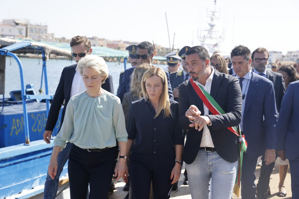 Αύξηση επαναπατρισμών και διευκόλυνση μεταφοράς μεταναστών – Το σχέδιο αρωγής της ΕΕ για την Ιταλία