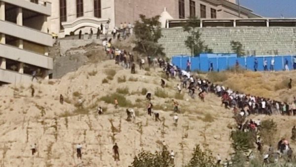 Απόλυτη τρέλα για Ρονάλντο στο Ιράν: «Κατάληψη» στο ξενοδοχείο της Αλ Νασρ – Σκαρφαλώνουν ακόμα και σε βράχια