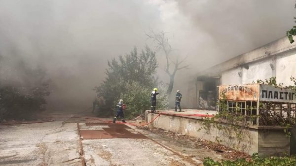 Φωτιά σε εγκαταλελειμμένο εργοστάσιο στην Κομοτηνή: Πυκνοί καπνοί «σκέπασαν» την πόλη – Μήνυμα του 112