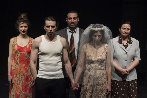 «Ο Γάμος» του Μάριου Ποντίκα επιστρέφει στην Κεντρική Σκηνή του Επί Κολωνώ