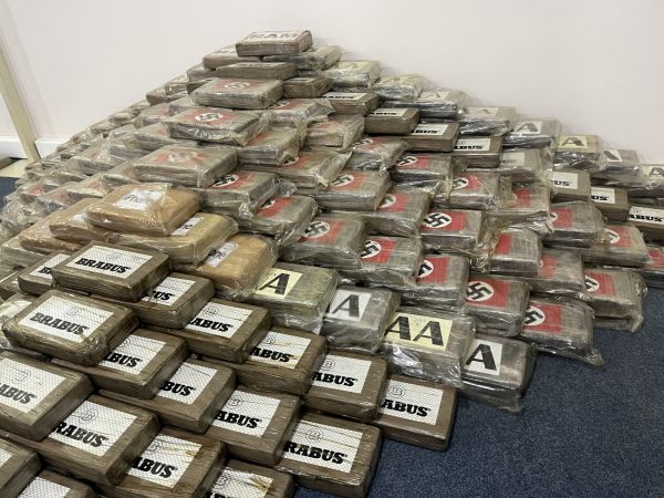 Θεσσαλονίκη: Πακέτα κοκαΐνης με τη ναζιστική σβάστικα – Πώς εντοπίστηκαν 585 κιλά ναρκωτικών