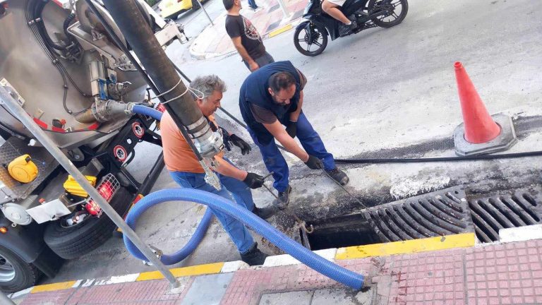 Καθημερινός ο καθαρισμός των φρεατίων στο Δήμο Πειραιά