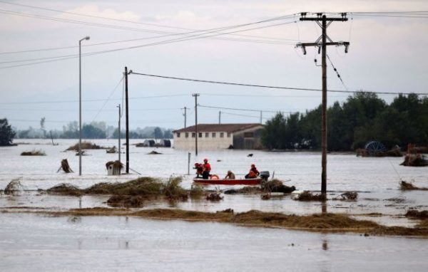 Οι διασώστες θα συνεχίσουν σπίτι – σπίτι τους απεγκλωβισμούς