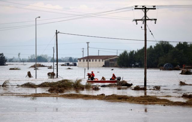 Οι διασώστες θα συνεχίσουν σπίτι – σπίτι τους απεγκλωβισμούς