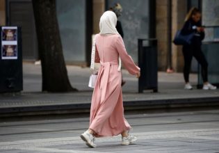 Εδιωξαν 67 μαθήτριες επειδή φορούσαν την αμπάγια