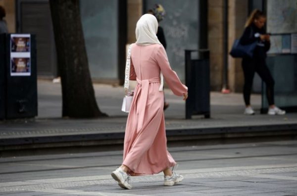 Εδιωξαν 67 μαθήτριες επειδή φορούσαν την αμπάγια