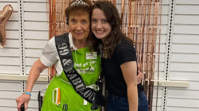 ΗΠΑ: Viral στο TikTok εργαζόμενη γυναίκα 101 ετών – «Δεν σκοπεύω να παραιτηθώ σύντομα»