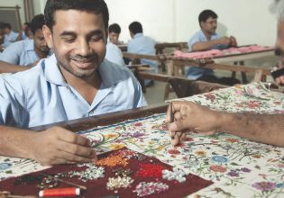 Ενδυση: Οι πολυτελείς οίκοι μόδας… ράβουν σε Ινδούς τεχνίτες – H ιστορία που λένε οι ετικέτες