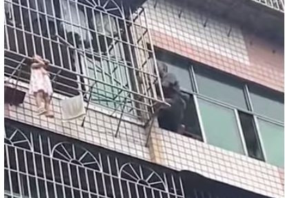 Τολμηρή διάσωση παιδιού που κρεμόταν από τον 5ο όροφο πολυκατοικίας στην Κίνα - Δείτε βίντεο