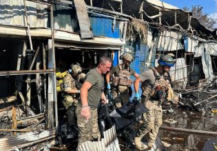Ουκρανία: Φονική ρωσική επίθεση με αμάχους νεκρούς επισκιάζει την επίσκεψη Μπλίνκεν