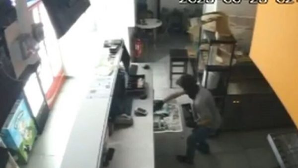 Διαρρήξεις στην Αττική: Βίντεο ντοκουμέντο με τον δράστη μέσα σε κατάστημα