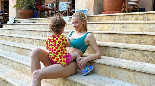 Νάντια Μπουλέ: «Πρώτη ημέρα στον παιδικό και το στομάχι μου είναι κόμπος»