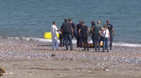 Πτώση ελικοπτέρου στην Εύβοια: Η στιγμή που ανασύρουν στη στεριά το άψυχο σώμα του πιλότου