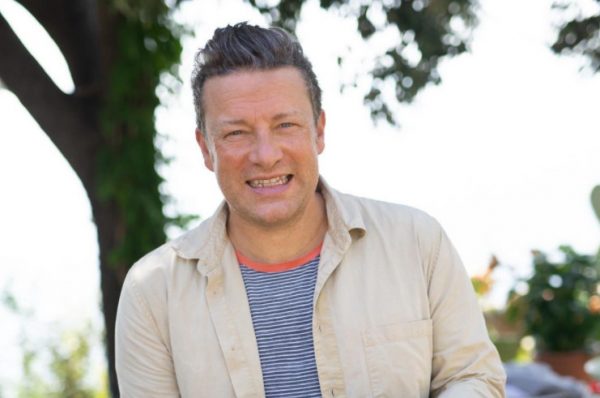 Τζέιμι Όλιβερ: Μαγείρεψε κοτόπουλο με τζατζίκι στη Σκόπελο