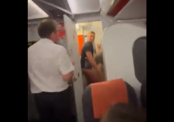 Έκαναν σεξ στον «αέρα» – Η στιγμή που τους έκανε τσακωτούς αεροσυνοδός