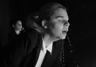 Κωσταλέξι: Η παράσταση που συζητήθηκε έντονα στο θέατρο Οδού Κυκλάδων – Λευτέρης Βογιατζής