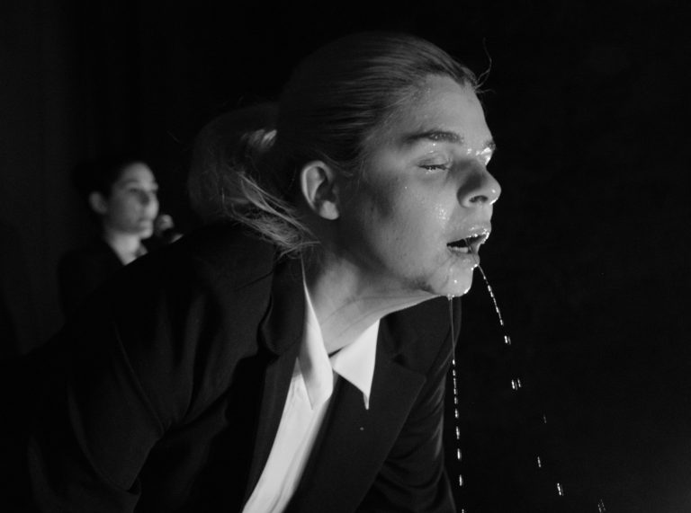 Κωσταλέξι: Η παράσταση που συζητήθηκε έντονα στο θέατρο Οδού Κυκλάδων – Λευτέρης Βογιατζής