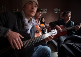 Ένας άνδρας στο Πακιστάν κρατάει τη μουσική του Αφγανιστάν ζωντανή