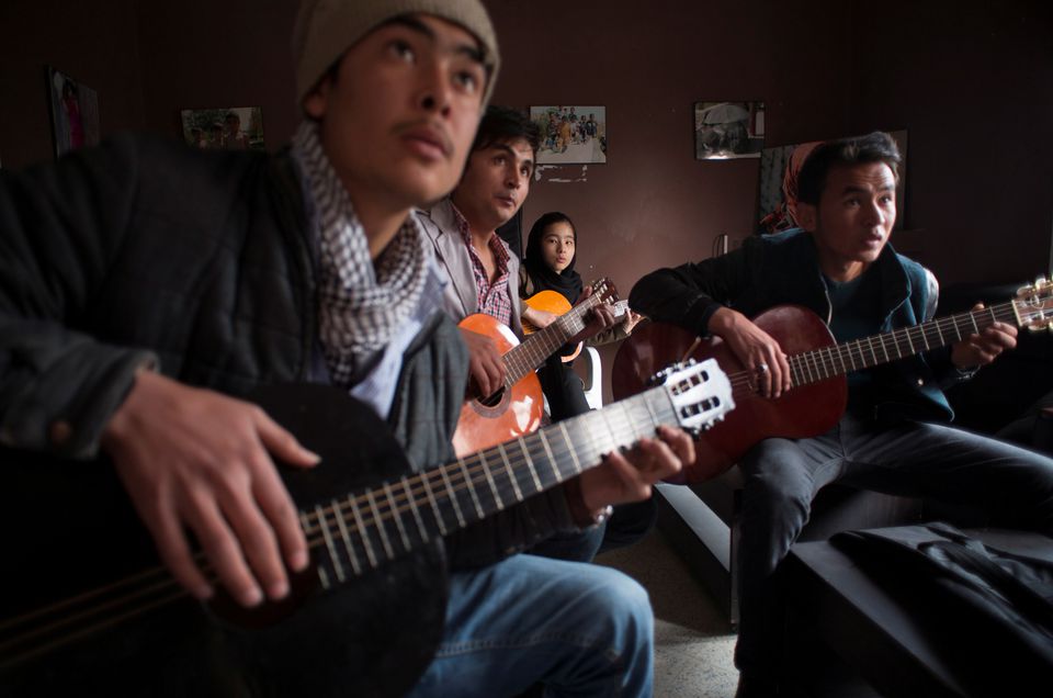 Ένας άνδρας στο Πακιστάν κρατάει τη μουσική του Αφγανιστάν ζωντανή