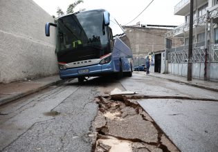 Κακοκαιρία Daniel: Καθίζηση δρόμου στο Μοσχάτο – Κατολίσθηση στη Λεωφόρο Σχιστού