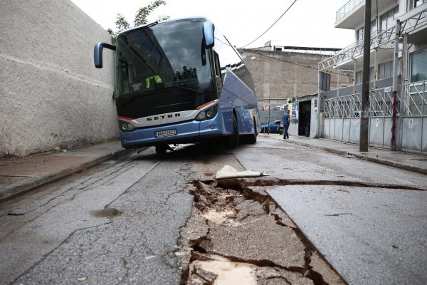 Κακοκαιρία Daniel: Καθίζηση δρόμου στο Μοσχάτο – Κατολίσθηση στη Λεωφόρο Σχιστού