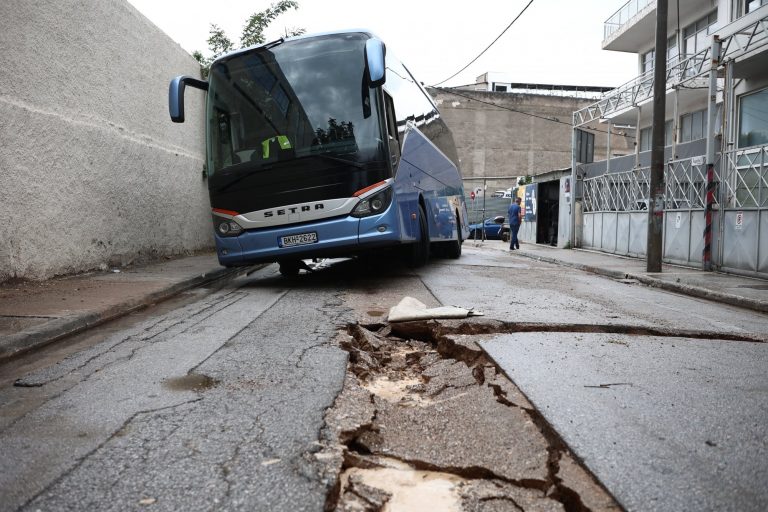 Κακοκαιρία Daniel: Καθίζηση δρόμου στο Μοσχάτο – Κατολίσθηση στη Λεωφόρο Σχιστού