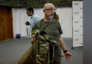 Βολοντίμιρ Ζελένσκι: Γιατί απομάκρυνε τον υπουργό Άμυνας