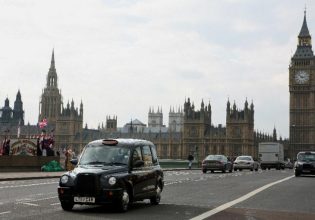 Βρετανικό πισωγύρισμα στην απαγόρευση των συμβατικών αυτοκινήτων