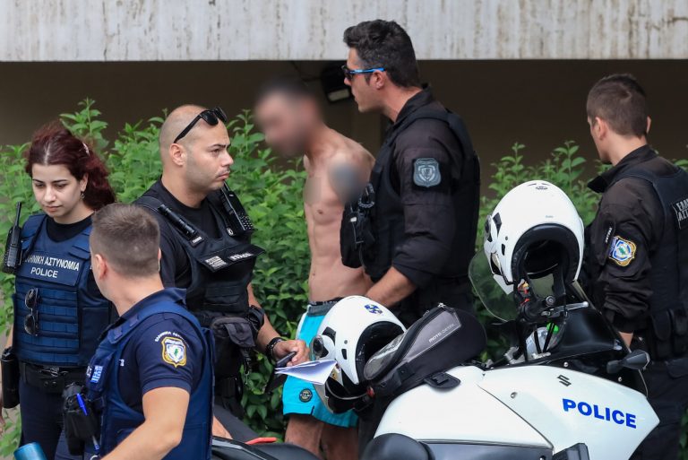 Νέος Κόσμος: Λήξη συναγερμού – Βγήκε ο άνδρας που είχε ταμπουρωθεί στο σπίτι του