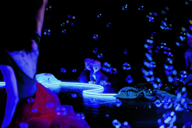 «Τα μωρά μαγεύονται, παρασύρονται, γελούν»