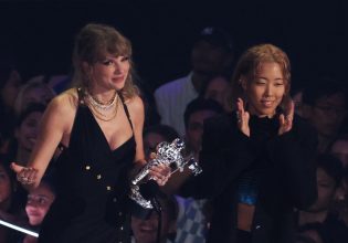 Οι εμφανίσεις που έβαλαν «φωτιά» στα βραβεία του MTV – Σάρωσε η Τέιλορ Σουίφτ