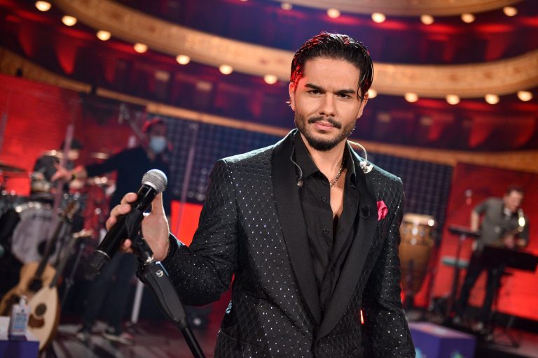 Χρήστος Μάστορας: Η συγκινητική στιγμή που ζητά σιγή για την τραγωδία στη Θεσσαλία και τον Αντώνη Καρυώτη