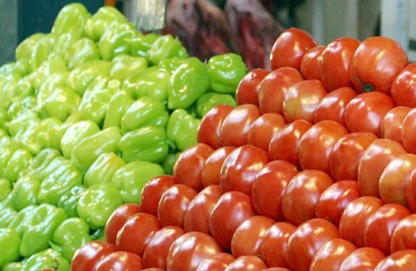 Όργιο ακρίβειας: Ανατιμήσεις άνω του 100% σε ντομάτες και αγγούρια