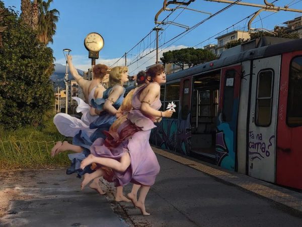 Φιγούρες από κλασσικά έργα τέχνης τρέχουν να προλάβουν το μετρό