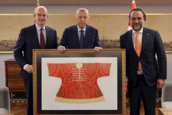 Τουρκία: Ξαναγίνεται πολύφερνη νύφη για τους ξένους επενδυτές – Το παράδειγμα των Tesla και Alibaba