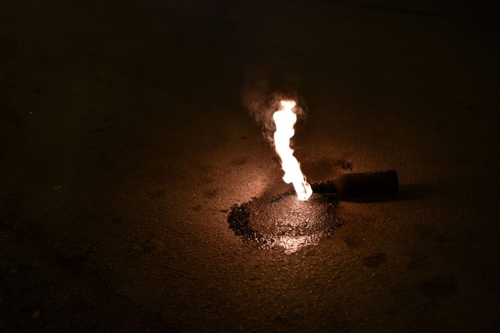 Επεισόδια στον Ασπρόπυργο: Συγκρούσεις με τα ΜΑΤ και ρίψεις μολότοφ – Έκαψαν λεωφορείο