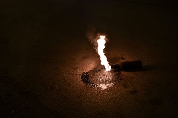 Επεισόδια στον Ασπρόπυργο: Συγκρούσεις με τα ΜΑΤ και ρίψεις μολότοφ – Έκαψαν λεωφορείο