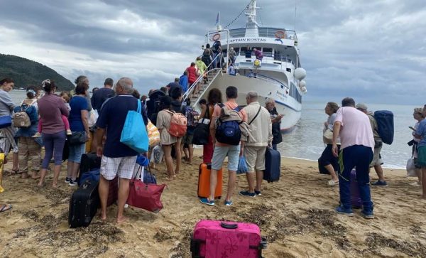 Κακοκαιρία Daniel: Απεγκλωβίστηκαν διά θαλάσσης δεκάδες άνθρωποι από το νότιο Πήλιο