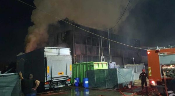 Υπό έλεγχο η φωτιά που ξέσπασε σε εργοστασιακό χώρο στον Ασπρόπυργο