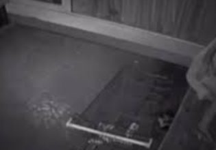 Λεμεσός: Η στιγμή που κουκουλοφόροι επιτίθενται σε άστεγο – Σοκαριστικό βίντεο