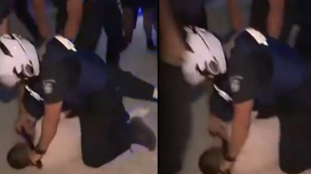 Κακοκαιρία Daniel: Αδιανόητο σκηνικό στη Λάρισα – Αστυνομικός πιέζει στον λαιμό διαδηλωτή με γκλοπ